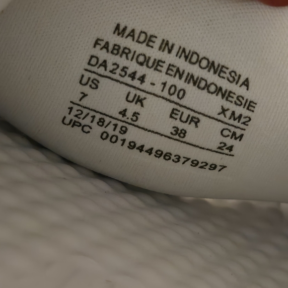 Nike Silver Swoosh White Womens Size 7 Comfy Squishy Reflective center Swoosh - Picture 6 of 8